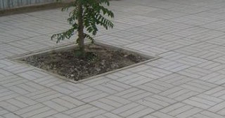 Качественная тротуарная плитка серого цвета в Кохме в октябре