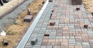 Профессиональная укладка плитки на улице в Кохме в октябре