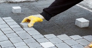Монтаж тротуарной плитки на даче в Кохме в октябре