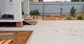 Укладка тротуарной плитки во дворе в Кохме в октябре