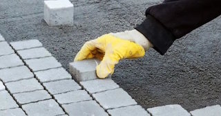 Укладка тротуарной плитки 50 на 50 в Кохме в октябре