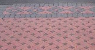 Укладка тротуарной плитки на старое бетонное основание в Кохме в октябре
