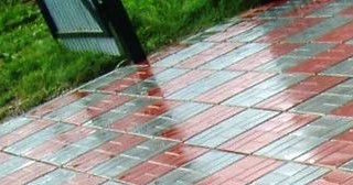 Профессиональная укладка цементной тротуарной плитки в Кохме в октябре