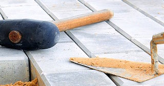 Профессиональная укладка тротуарной брусчатки в Кохме в октябре