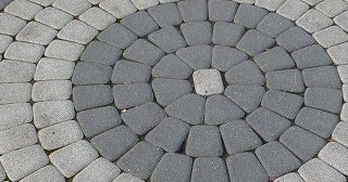 Профессиональная укладка клинкерной брусчатки в Кохме в октябре